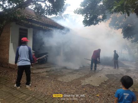 Fogging Antisipasi Penyebaran Nyamuk DBD di Desa Nglinggis